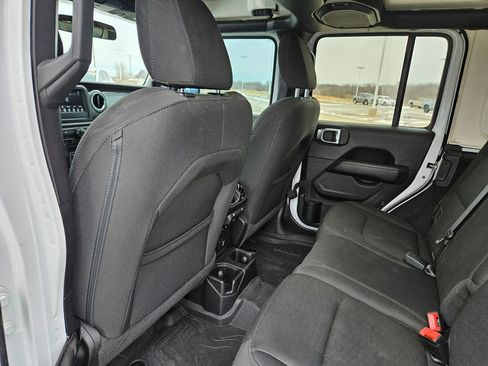 Used 2020 Jeep Wrangler Unlimited Sahara image 25
