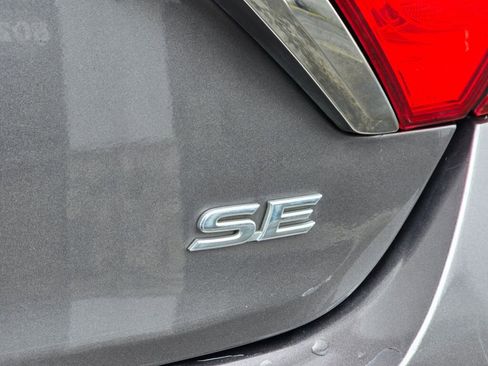 Used 2015 Toyota Camry SE FWD image 13