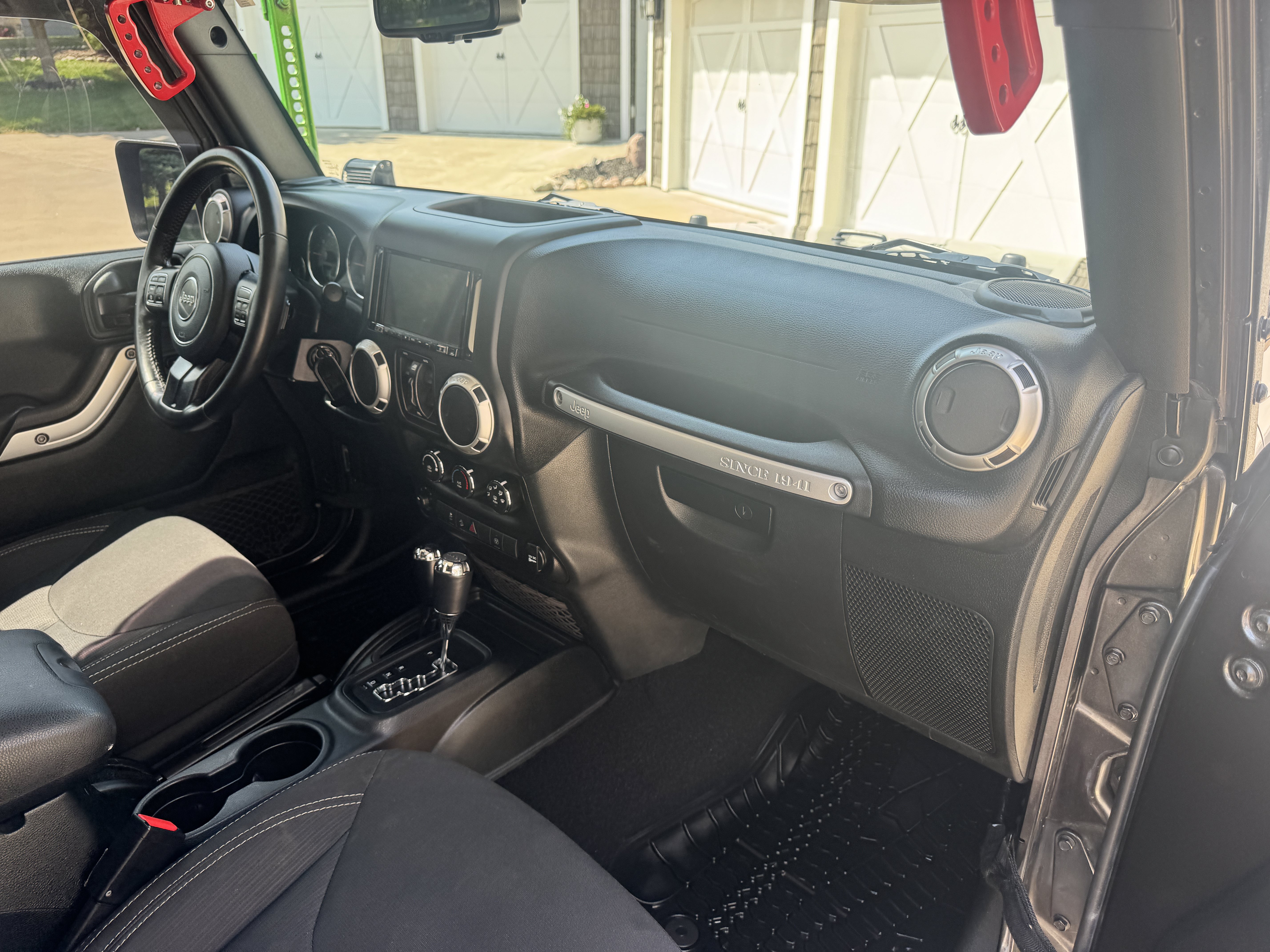 Used 2018 Jeep Wrangler Unlimited Sahara w/ Connectivity Group AWD/4WD image 14