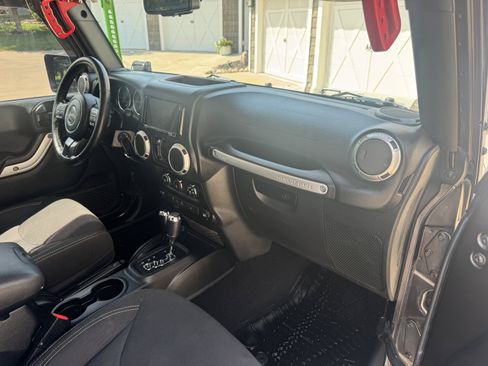 Used 2018 Jeep Wrangler Unlimited Sahara w/ Connectivity Group AWD/4WD image 14