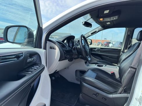 Used 2017 Dodge Grand Caravan SXT image 11