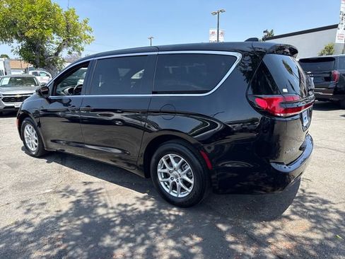 Used 2025 Chrysler Pacifica Select FWD image 3