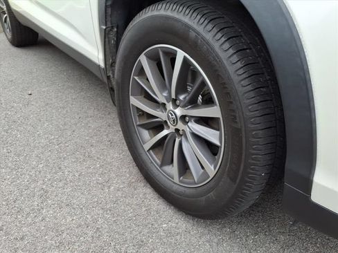 Used 2019 Toyota Highlander XLE AWD/4WD image 4