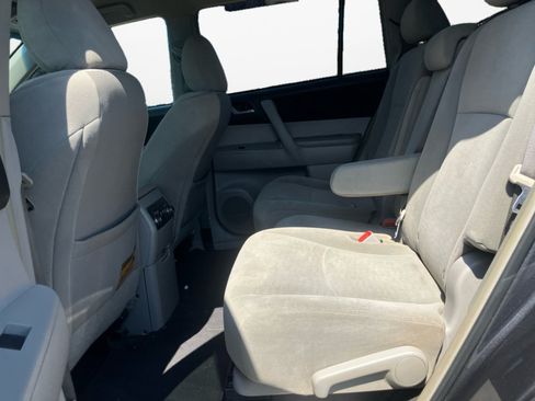 Used 2013 Toyota Highlander Plus FWD image 16