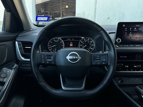 Used 2025 Nissan Rogue SV image 32