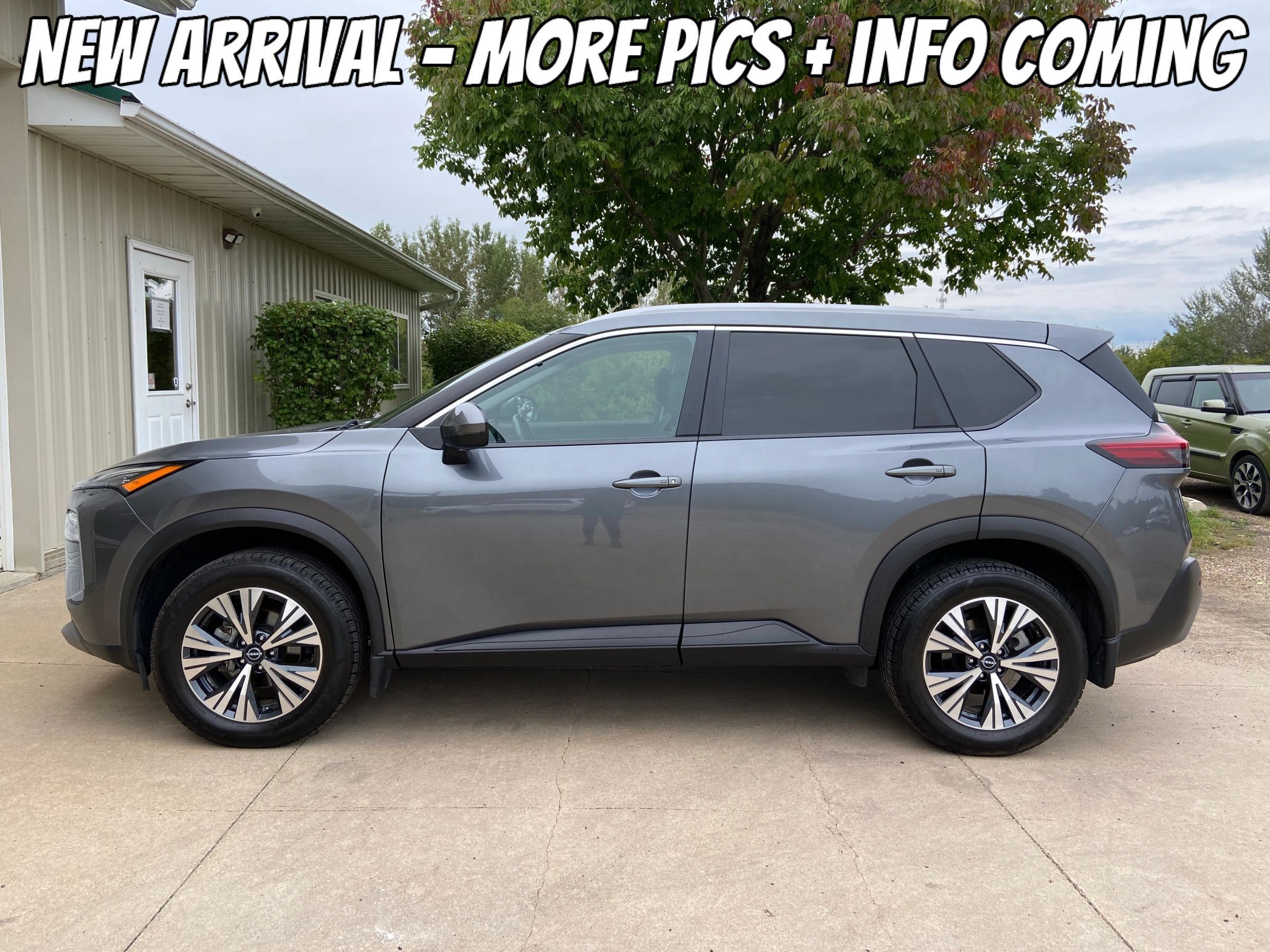 Used 2022 Nissan Rogue SV w/ SV Premium Package AWD/4WD image 2