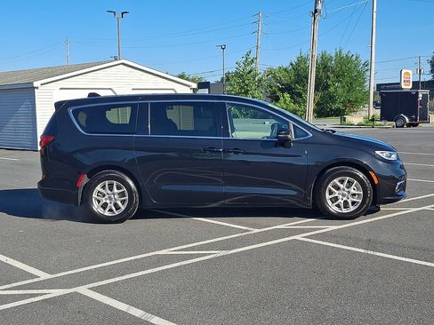 Used 2023 Chrysler Pacifica Touring-L FWD image 7