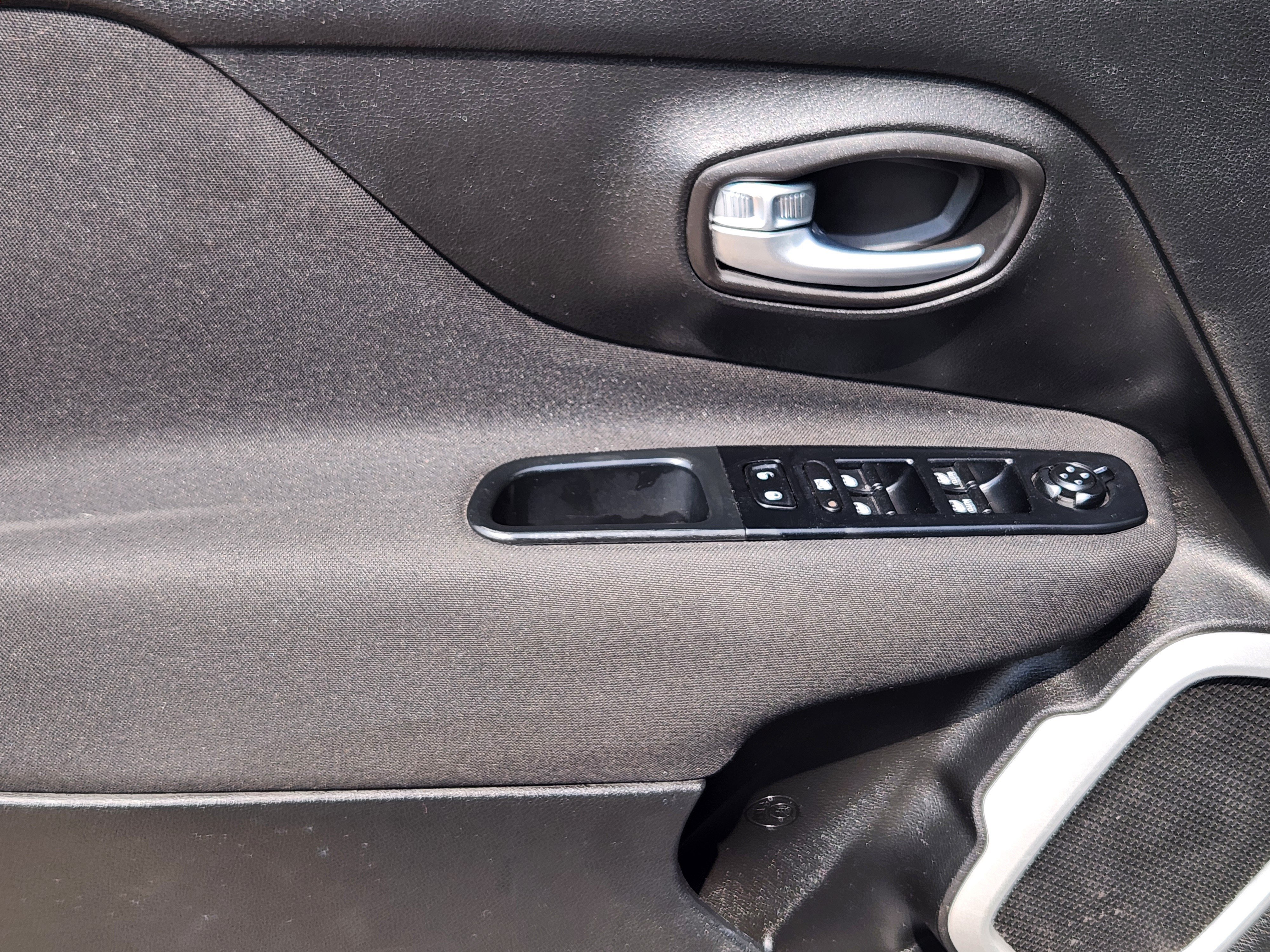 Used 2018 Jeep Renegade Latitude AWD/4WD image 18