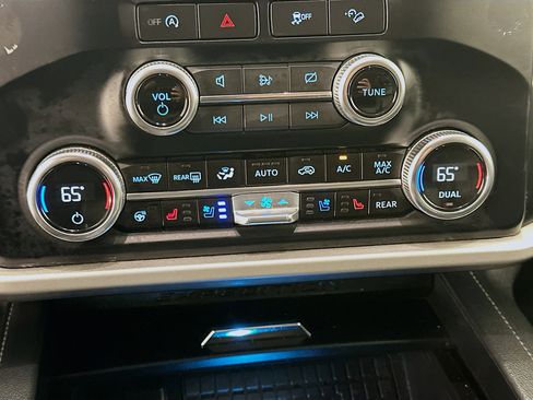 Used 2024 Ford Expedition XLT image 24