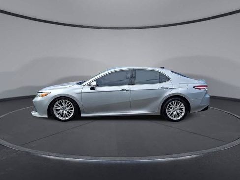 Used 2018 Toyota Camry XLE FWD image 5