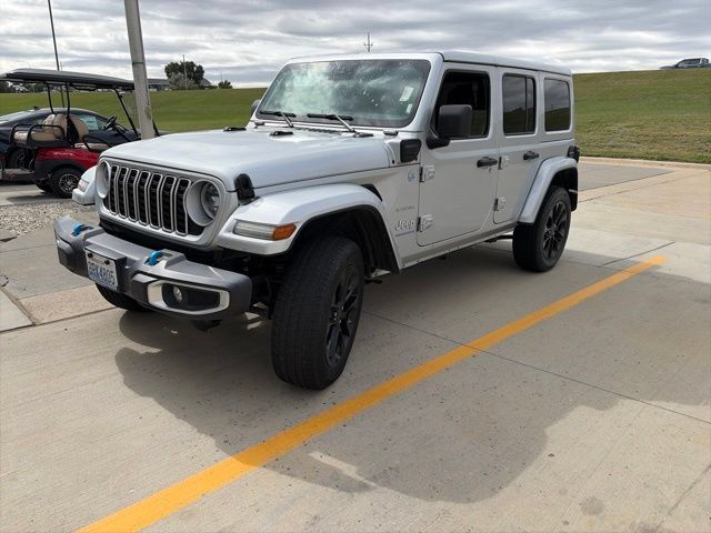 Used 2024 Jeep Wrangler Unlimited Sahara AWD/4WD image 4