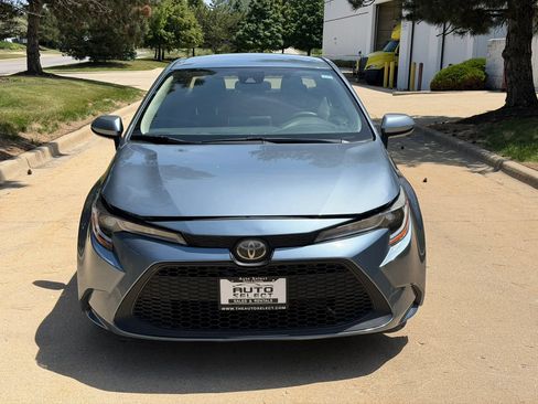 Used 2020 Toyota Corolla LE FWD image 2