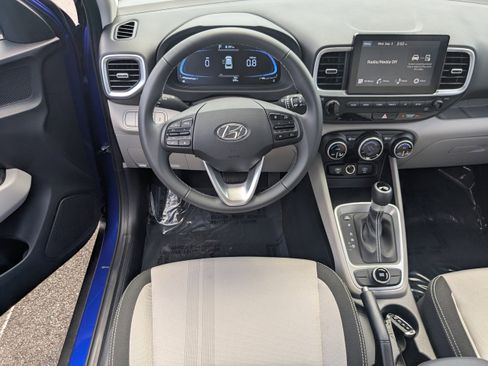 New 2025 Hyundai Venue SEL image 18