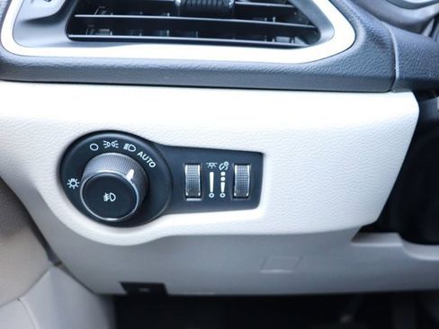 Used 2022 Chrysler Pacifica Touring-L image 23