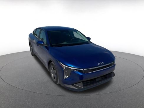 Used 2025 Kia K4 LXS FWD image 3