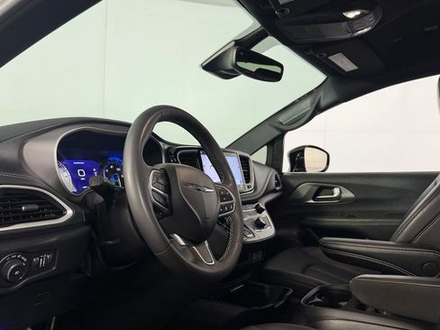 Used 2025 Chrysler Pacifica Select FWD image 24
