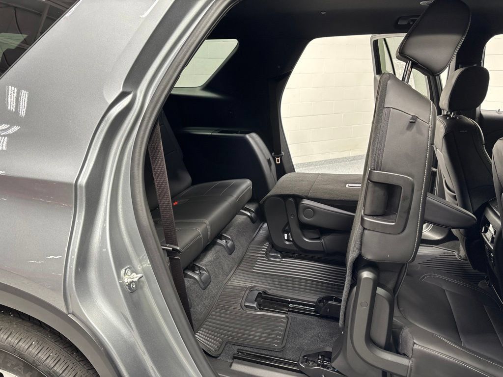 Used 2023 Chevrolet Traverse LT w/ LT Premium Package AWD/4WD image 45