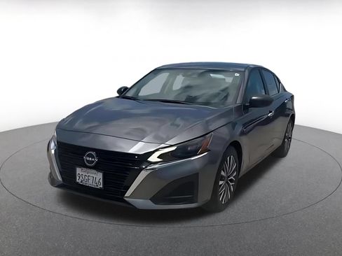 Used 2025 Nissan Altima 2.5 SV FWD image 4