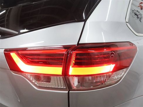 Used 2018 Toyota Highlander XLE AWD/4WD image 12