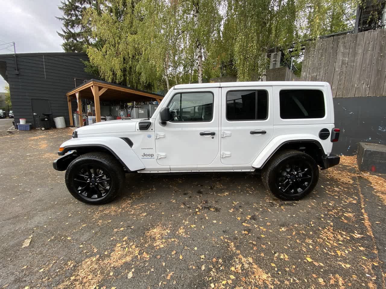 Used 2024 Jeep Wrangler Unlimited Sahara AWD/4WD image 3