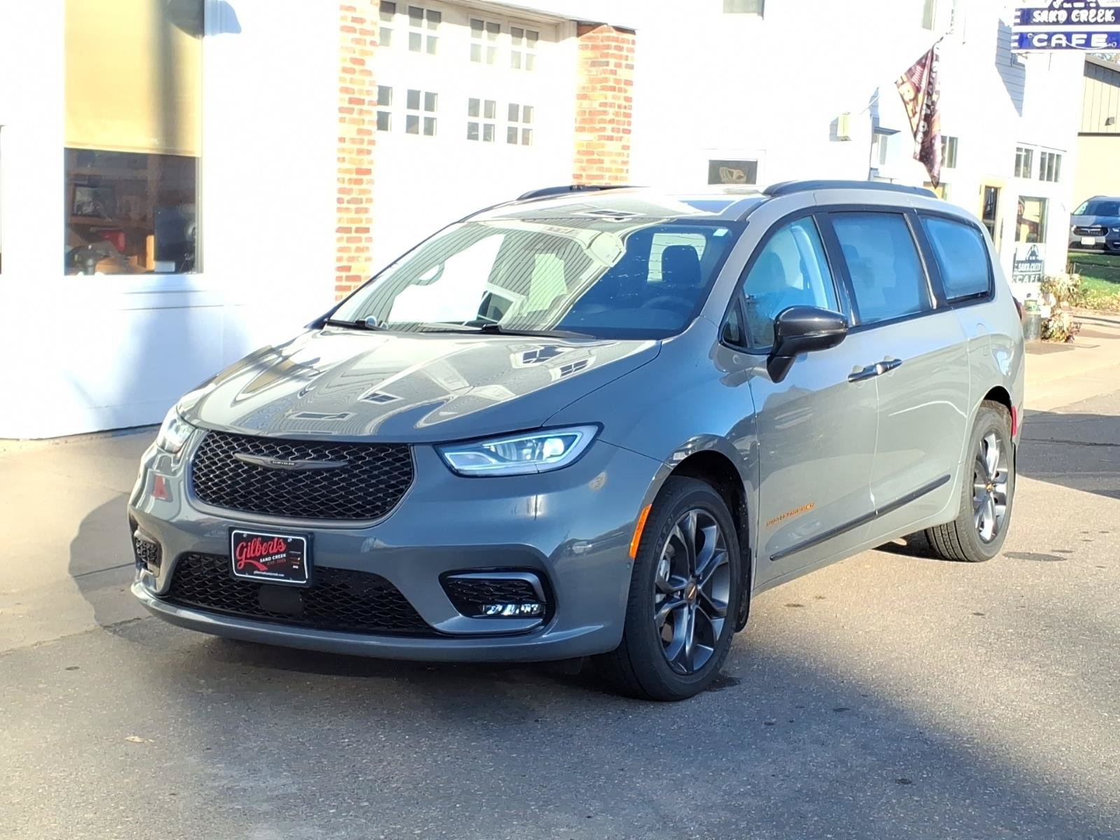 Used 2023 Chrysler Pacifica Touring-L w/ Road Tripper Package AWD/4WD image 2
