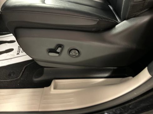 Used 2024 Chrysler Pacifica Touring-L w/ Uconnect Theater Family Group FWD image 13