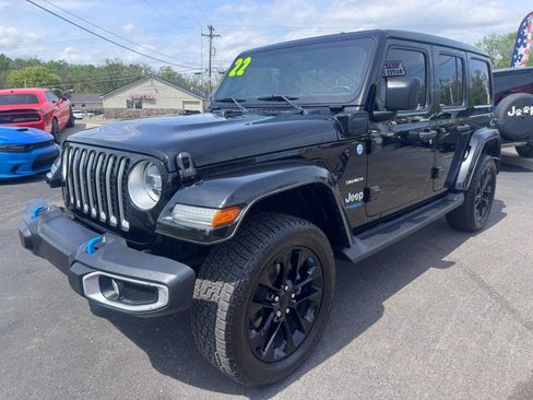 Used 2022 Jeep Wrangler Unlimited Sahara w/ Cold Weather Group AWD/4WD image 7