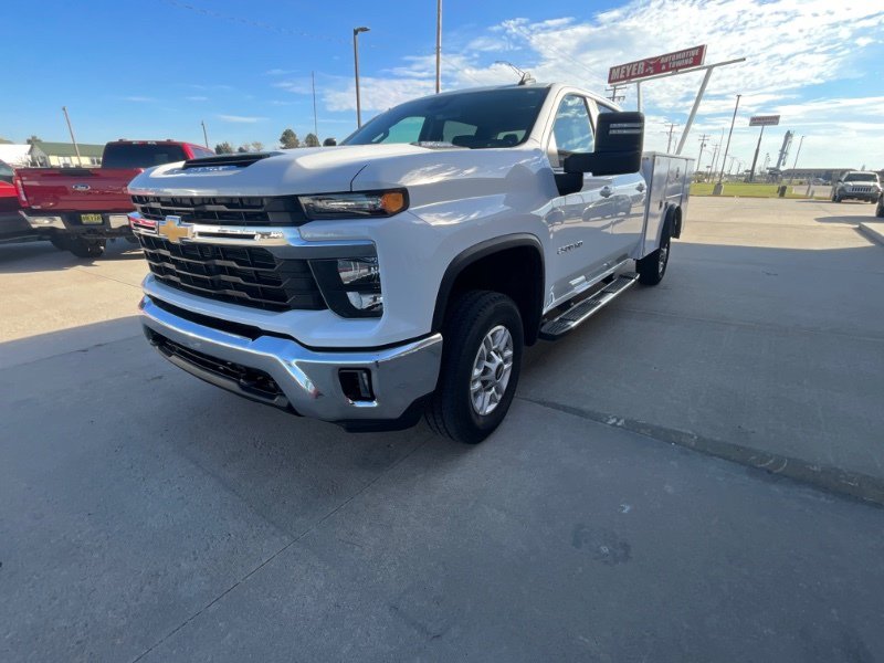 Used 2025 Chevrolet Silverado 2500 LT w/ Convenience Package AWD/4WD image 4