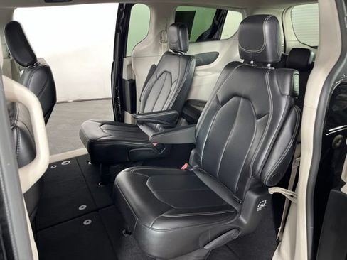 Used 2024 Chrysler Pacifica Touring-L FWD image 43