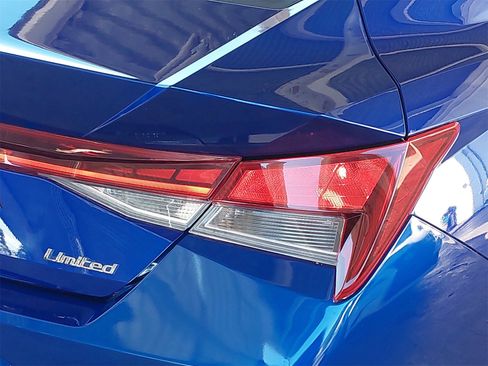 Used 2022 Hyundai Elantra Limited w/ Preferred Accessory Package image 36
