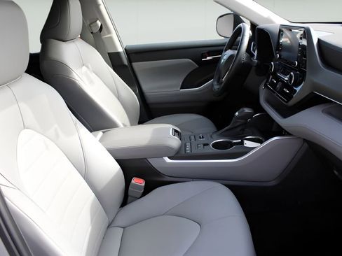 Used 2022 Toyota Highlander XLE image 24