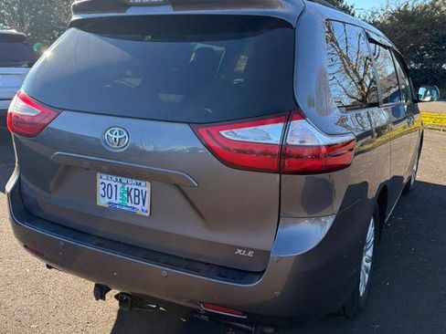 Used 2017 Toyota Sienna XLE Premium image 8