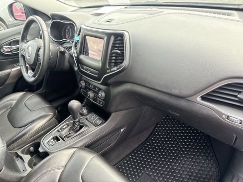 Used 2019 Jeep Cherokee Latitude Plus w/ Cold Weather Group AWD/4WD image 27