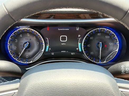 Used 2024 Chrysler Pacifica Limited FWD image 15