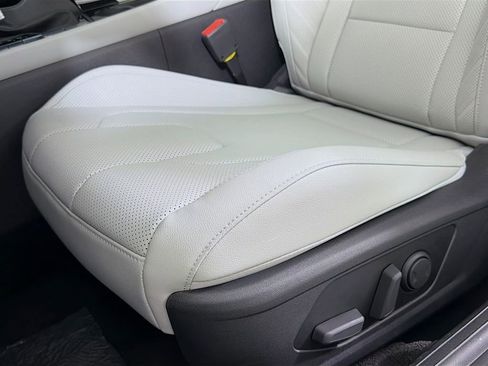 New 2025 Hyundai Elantra Limited image 23