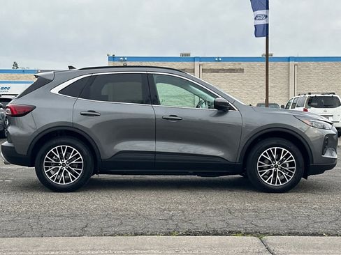 Certified 2025 Ford Escape SE w/ PHEV Premium Package image 8