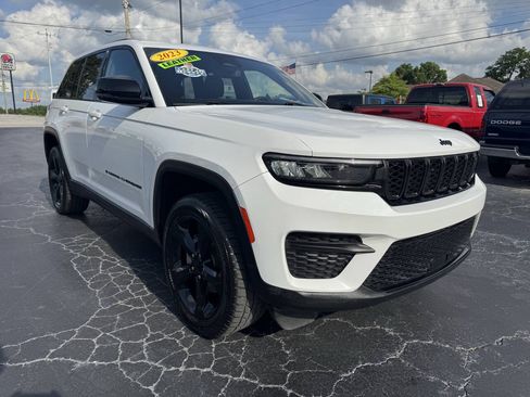 Used 2023 Jeep Grand Cherokee Altitude RWD image 7