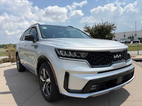 Used 2022 Kia Sorento EX w/ Panoramic Sunroof Package FWD image 2