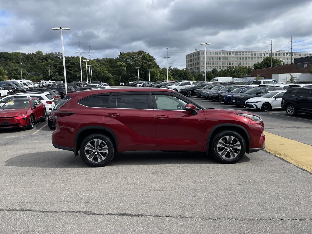 Used 2024 Toyota Highlander XLE AWD/4WD image 7