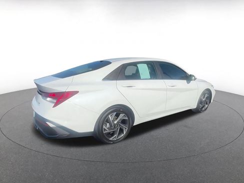 Used 2025 Hyundai Elantra Limited image 14
