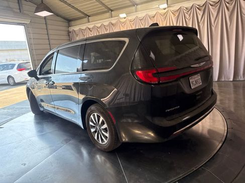 Used 2023 Chrysler Pacifica Touring-L FWD image 7
