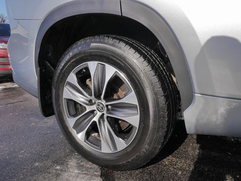 Used 2022 Toyota Highlander XLE image 8