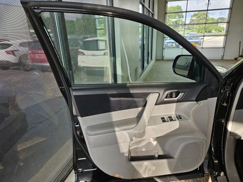 Used 2013 Toyota Highlander Plus FWD image 18