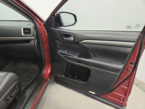 Used 2017 Toyota Highlander SE FWD image 43
