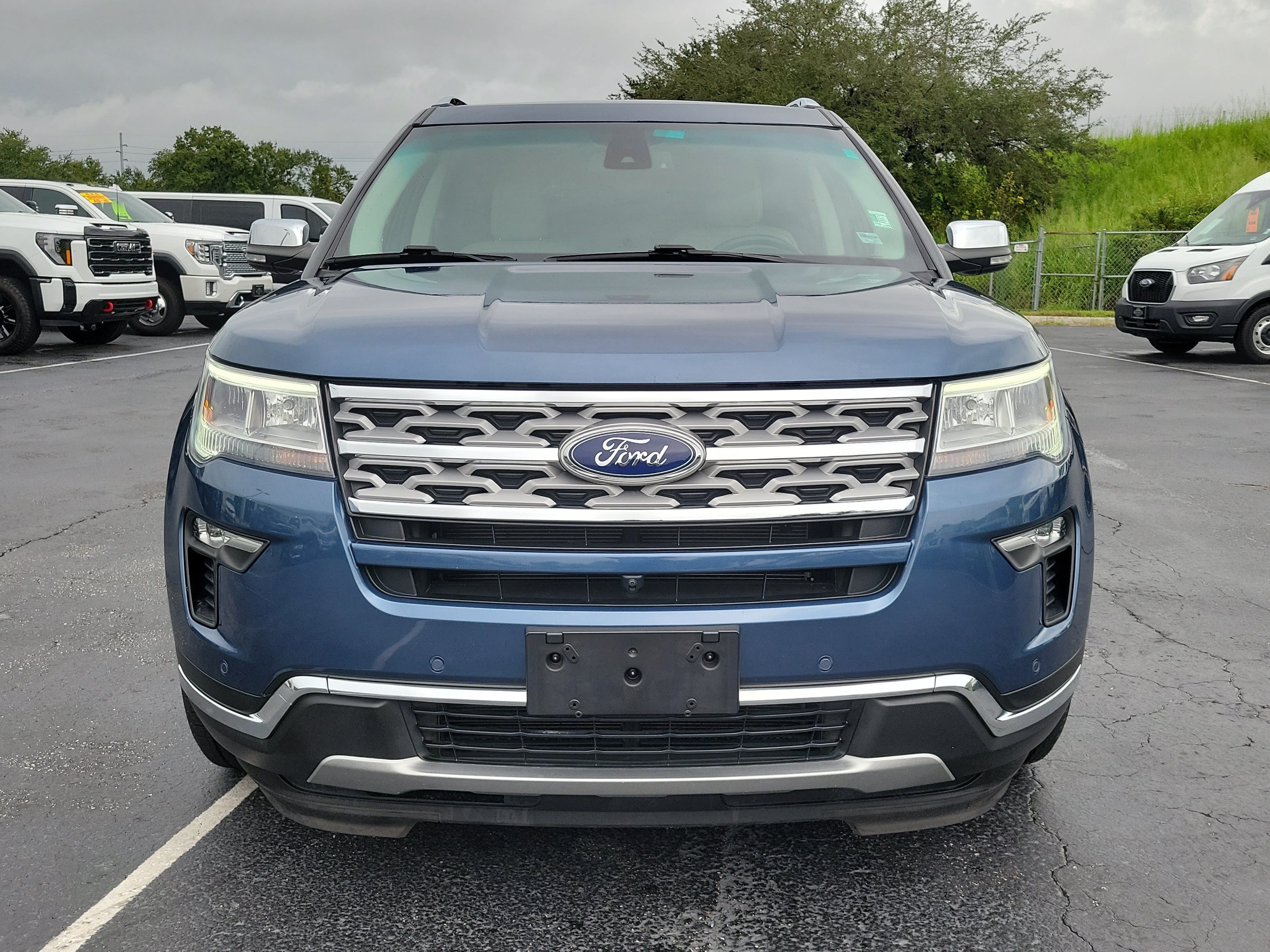 Used 2019 Ford Explorer Limited w/ Limited Luxury Package FWD image 2