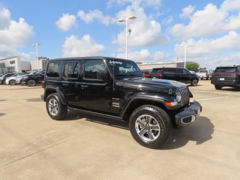 Used 2022 Jeep Wrangler Unlimited Sahara w/ Cold Weather Group AWD/4WD image 6