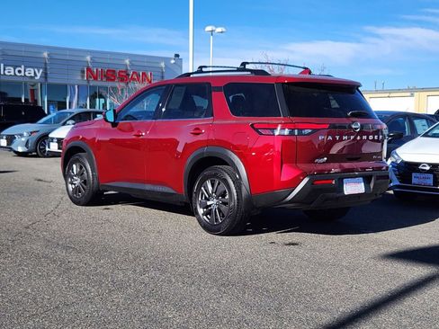 Used 2022 Nissan Pathfinder SV image 3