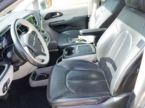 Used 2020 Chrysler Pacifica Limited w/ Tire & Wheel Group FWD image 6