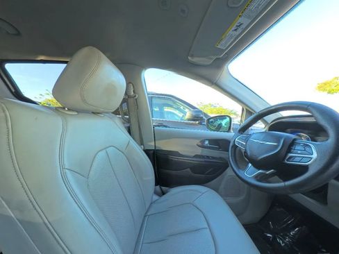 Used 2021 Chrysler Voyager Lxi image 28