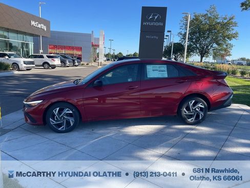 Certified 2025 Hyundai Elantra Sport image 12